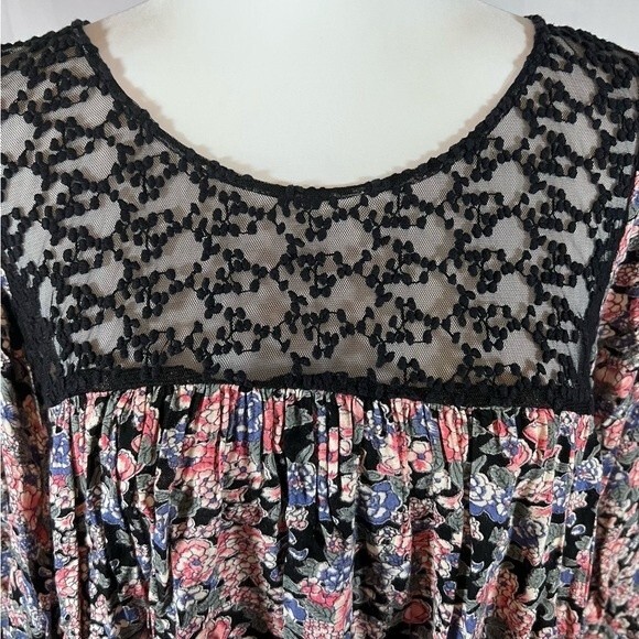 En Creme lace yoke cross back floral tunic top size medium - Picture 2 of 5